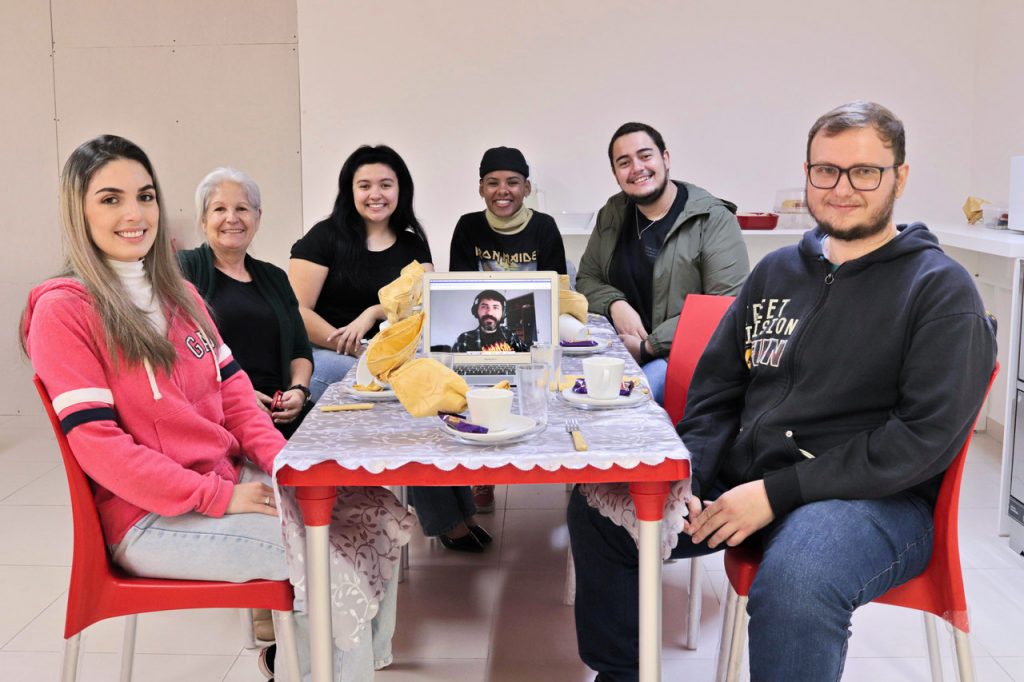Foto equipe de SEO e youtube no café com gestor - DOK Despachante